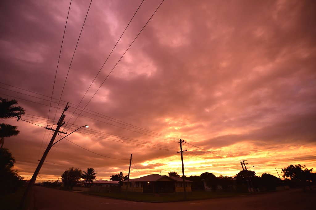 Die ersten Vorboten: Dunkle Wolken bedecken den Himmel in Ayr im Norden von Queensland