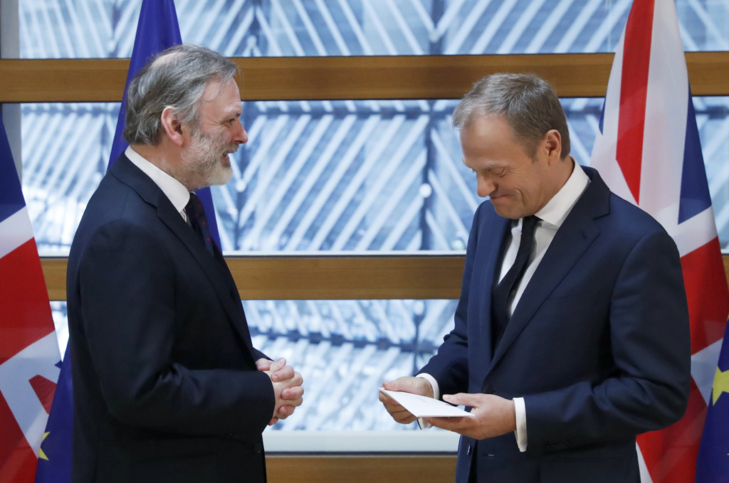 Der britische EU-Botschafter Barrow überreicht Ratspräsident Tusk ein Schreiben zum EU-Austritt