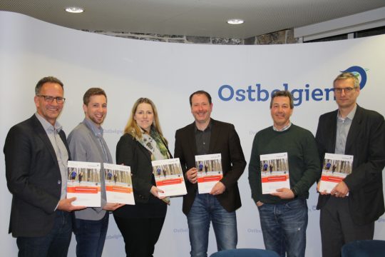 V.l.n.r.: Klaus Klaeren (Geschäftsführer Europäische Akademie des rheinland-pfälzischen Sports), Stefan Henn (Institut für Sportstättenentwicklung Trier), Sportministerin Isabelle Weykmans, Sebastian Schneider (RheinAhrCampus der Hochschule Koblenz), Kurt Rathmes (Fachbereichsleiter Sport) und Prof. Dr. Lutz Thieme (RheinAhrCampus der Hochschule Koblenz)