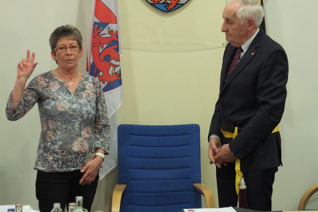 Martha Brüls als neues Büllinger Ratsmitglied vom stellvertretenden Bürgermeister Willy Heinzius vereidigt (30. März 2017)