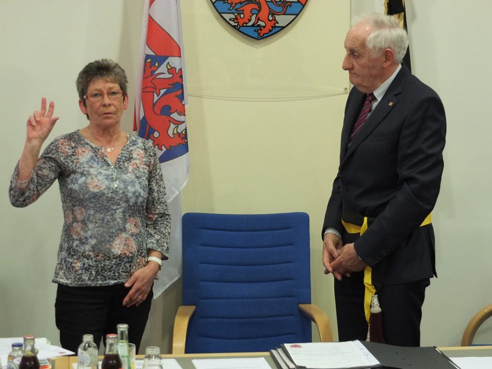 Martha Brüls als neues Büllinger Ratsmitglied vom stellvertretenden Bürgermeister Willy Heinzius vereidigt (30. März 2017)