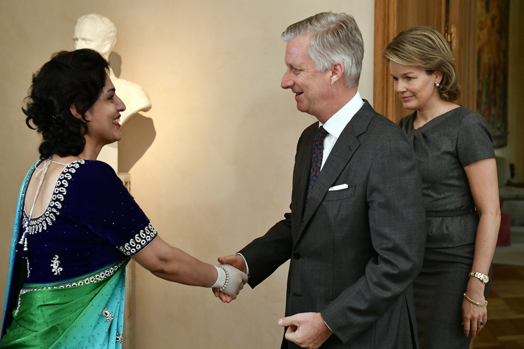 Die indische Stewardess Nidhi Chaphekar ist am Montag von König Philippe und Königin Mathilde empfangen worden