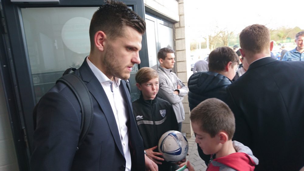 Hendrik van Crombrugge mit Eupener Fans (Archivbild: Christophe Ramjoie/BRF)