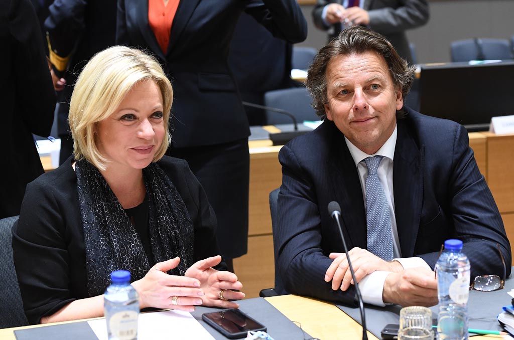 Niederlandes Außenminister Koenders (r.) und Verteidigungsministerin Hennis-Plasschaert