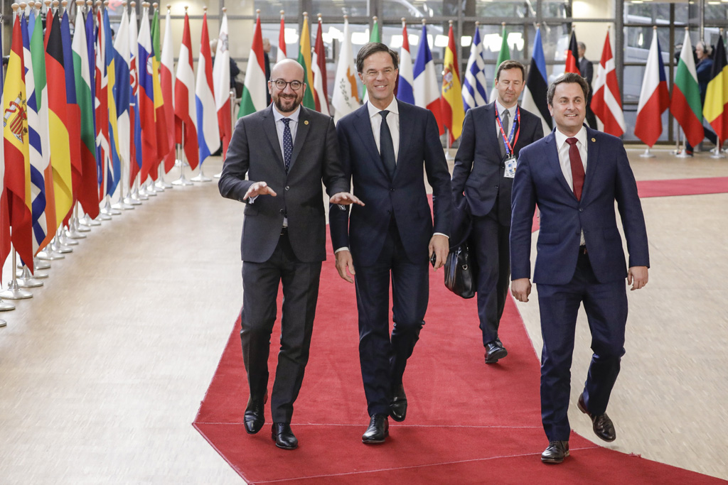 Charles Michel, Mark Rutte und Xavier Bettel bei ihrer Ankunft am EU-Gipfel am Freitag in Brüssel