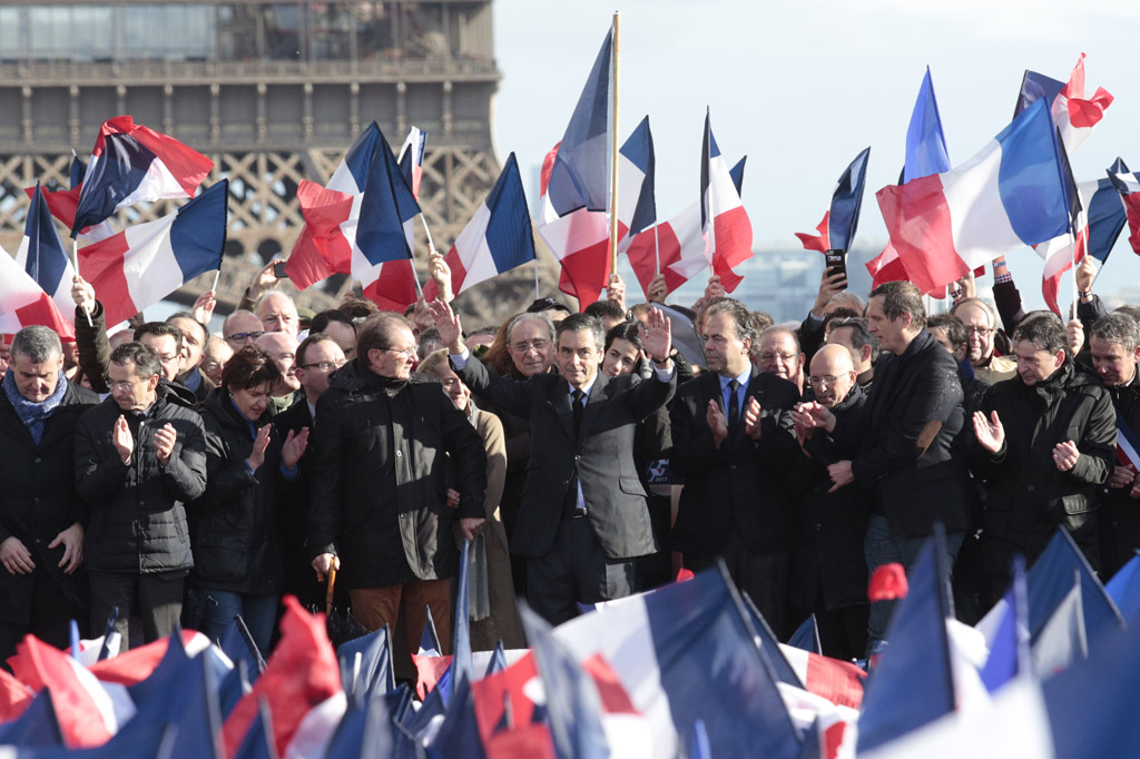 Fillon vor dem Eifelturm, umringt von französischen Fahnen