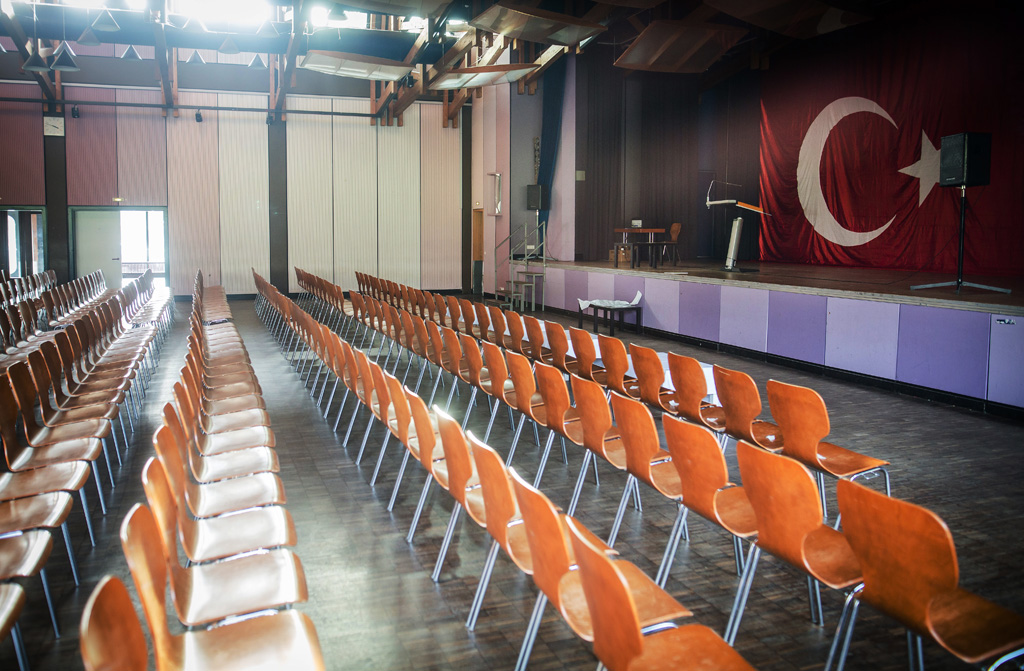 Leere Stuhlreihen in der Festival-Halle von Gaggenau: Die Stadt hatte am Donnerstag einen Wahlkampfauftritt des türkischen Justizministers Bozdag aus Sicherheitsbedenken abgesagt