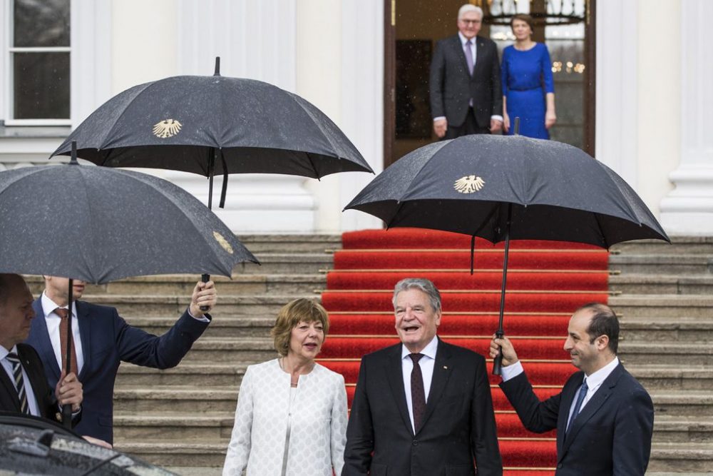 Amtswechsel: Joachim Gauck und seine Partnerin Daniela Schadt verlassen das Schloss Bellevue - im Hintergund Gauck's Nachfolger Frank-Walter Steinmeier mit seiner Frau Elke Buedenbender