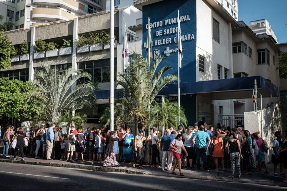 Rio de Janeiro: Schlange stehen für die Impfung gegen das Gelbfieber