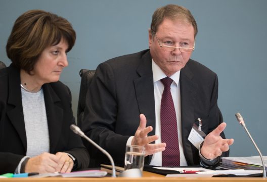 André Gilles am Donnerstag vor dem Publifin-Untersuchungsausschuss in Namur; neben ihm die Ausschuss-Vorsitzenden Olga Zhrien