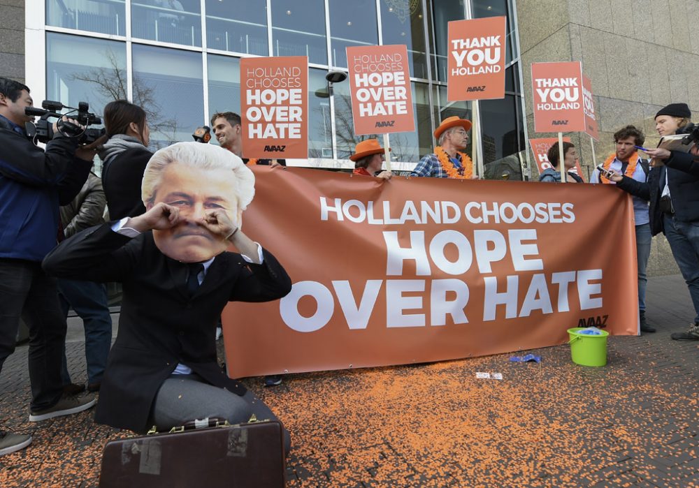 Plakat mit der Aufschrift: Holland wählt Hoffnung statt Hass