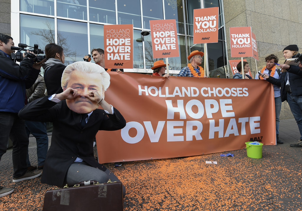 Plakat mit der Aufschrift: Holland wählt Hoffnung statt Hass