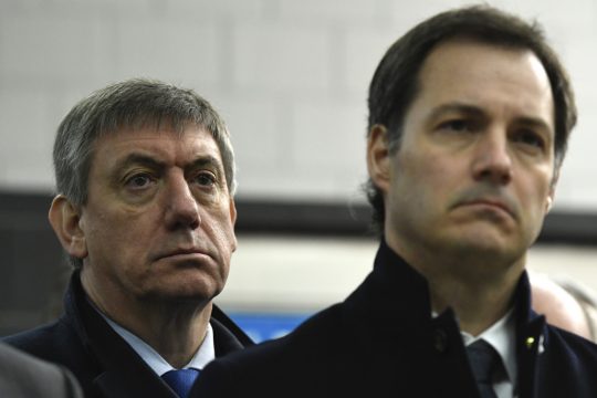 Innenminister Jan Jambon (li) und sein Ministerkollege Alexander De Croo bei der Gedenkfeier an der Metrostation Maelbeek
