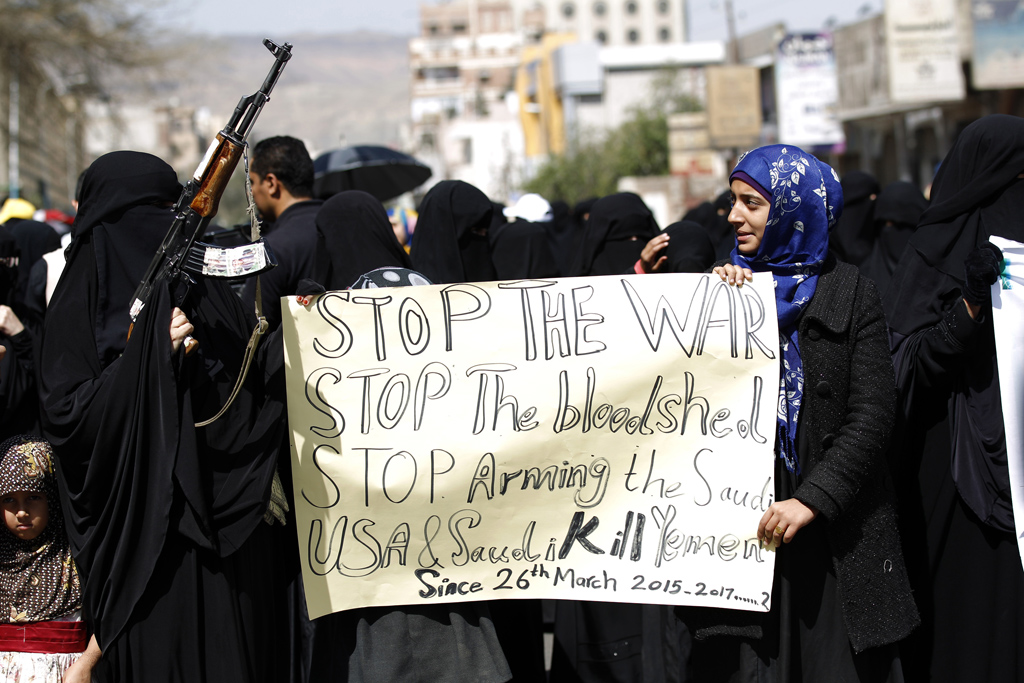 Der Jemen ist vom langjährigen Bürgerkrieg gezeichnet - Frauen fordern vor der saudischen Botschaft in Sanaa Frieden