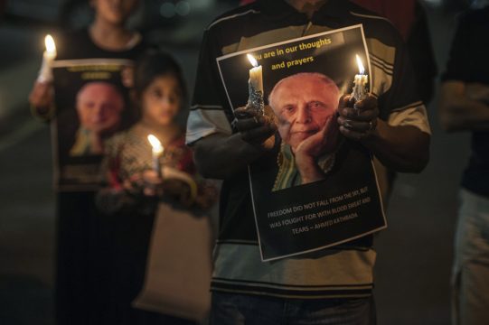 Mahnwache und Gebete für den Anti-Apartheids-Kampfer Ahmed Kathrada