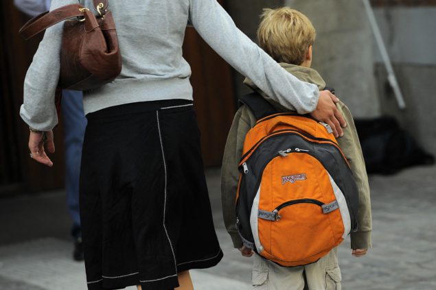 Schulkind und Mutter