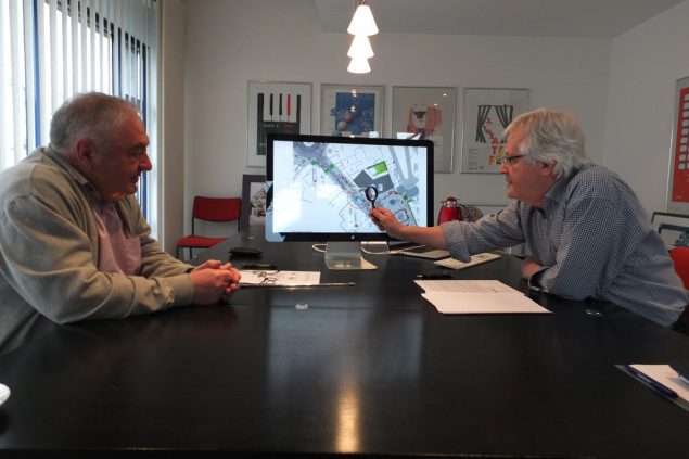 Haben die Gestaltung des Rathausplatzes unter die Lupe genommen: Architekt Albert Sonkes (l.) und Designer Erwin Kirsch