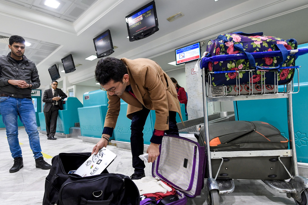 Libanesischer Flugzeugpassagier verstaut seinen Laptop im Koffer