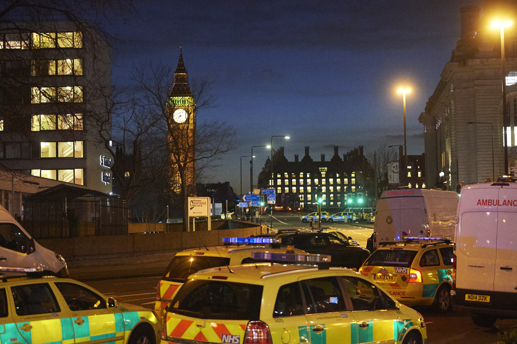Polizei und Rettungskräfte im Einsatz auf Westminster Bridge im Herzen der britischen Hauptstadt