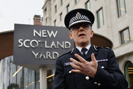 Der stellvertretende Polizeipräsident und Chef der Anti-Terror-Einheit von Scotland Yard, Mark Rowley informiert die Medien