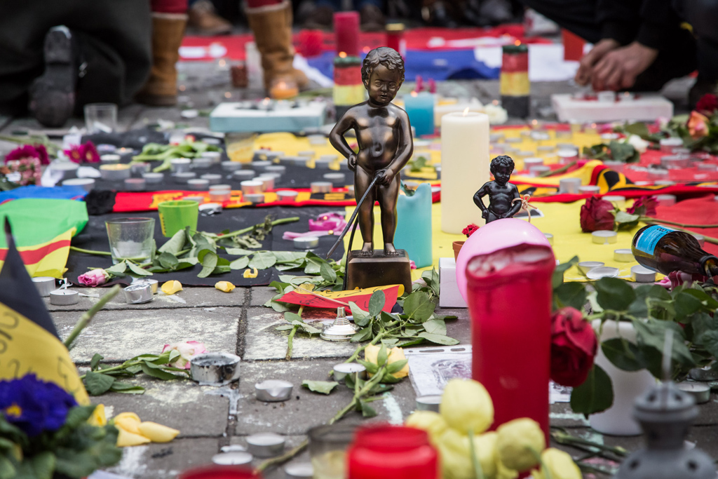 Brüssel am Tag nach den Anschlägen: Menschen versammeln sich, zünden Kerzen an - und mittendrin das Brüsseler Wahrzeichen