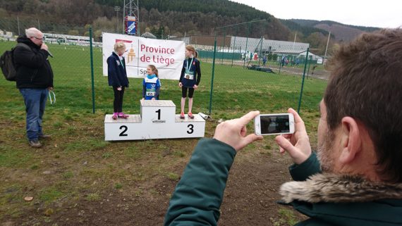 Stolzer Papa: Jordi Condom macht fleißig Fotos von seiner Tochter auf dem Siegerpodest