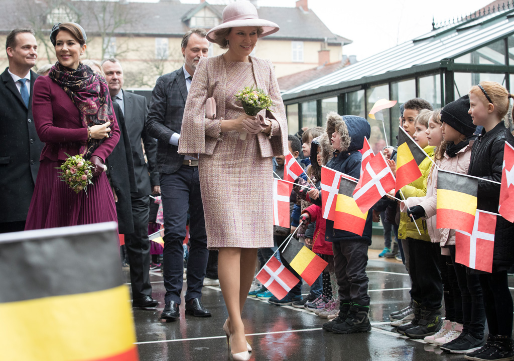 Königin Mathilde bei ihrem Besuch der Amager Faelled School in Kopenhagen - links im Hintergrund: Ministerpräsident Oliver Paasch