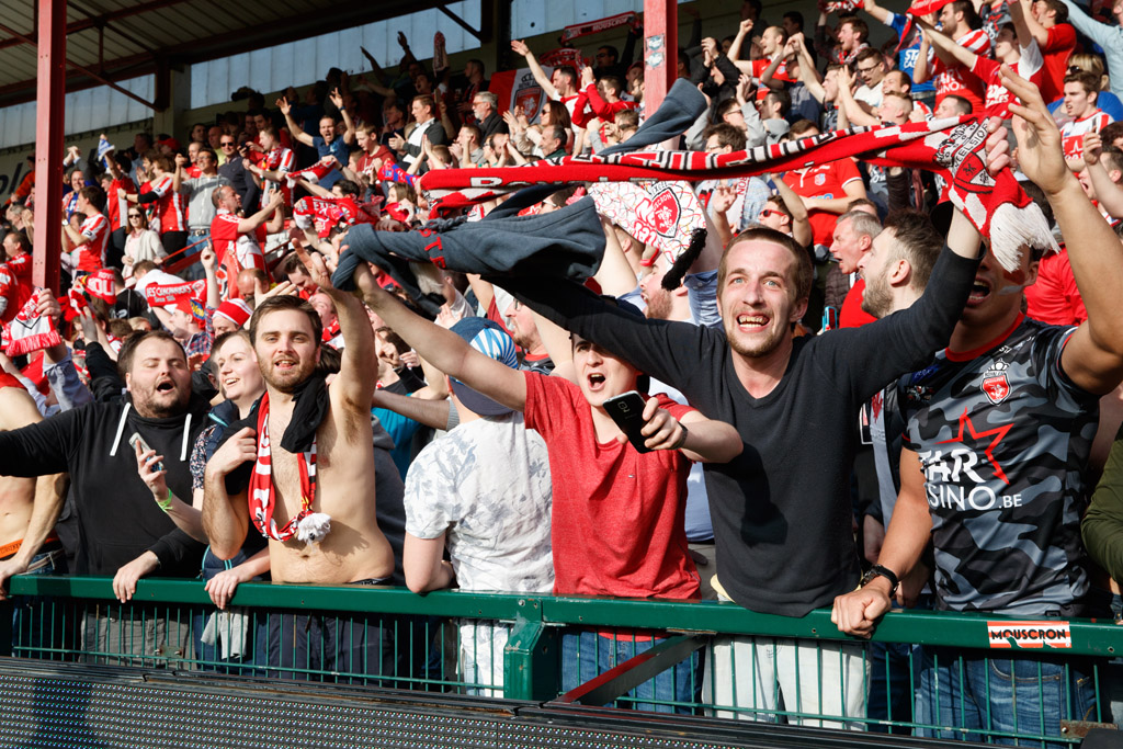 Mouscron-Fans feiern den Klassenerhalt