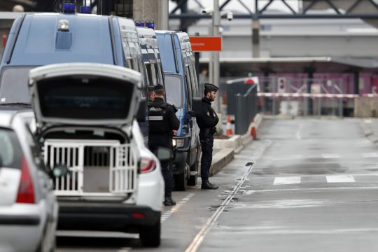 Gewaltsamer Vorfall am Flughafen Orly: Die Polizei sichert das Gelände