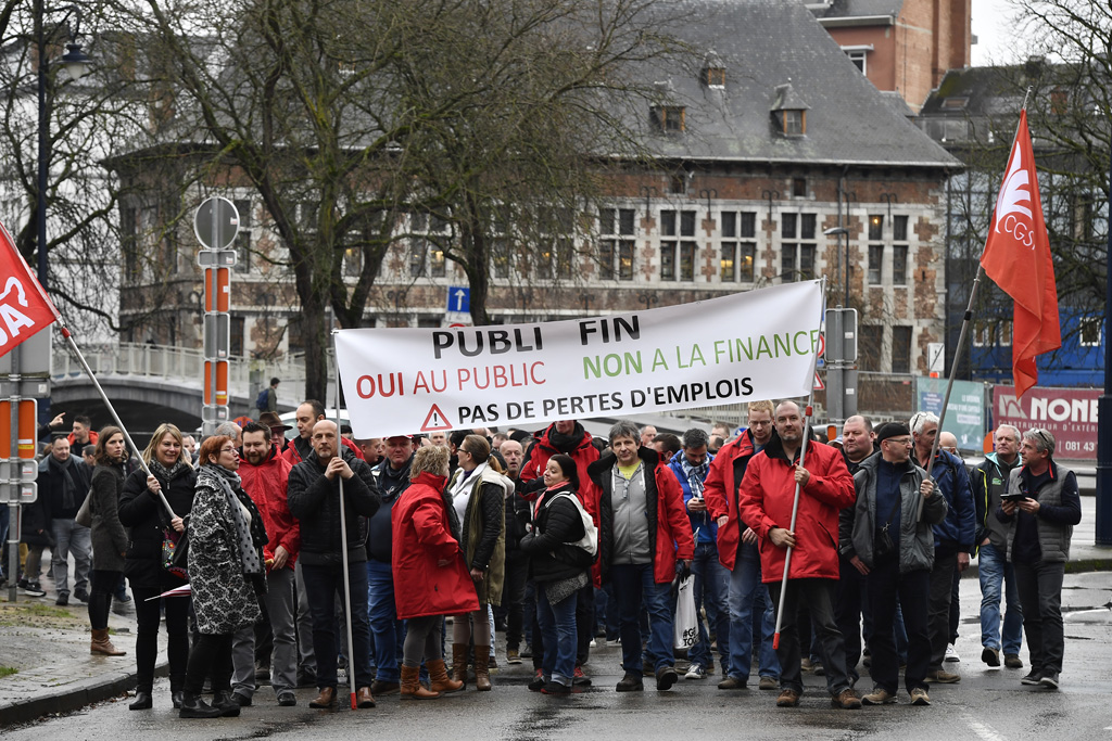 Mehr als 150 Beschäftigte der Interkommunalen Publifin demonstrierten am Donnerstagmorgen kurz vor Beginn der Sitzung des Untersuchungsausschusses im wallonischen Parlament