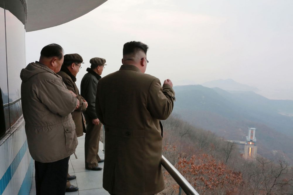 Machthaber Kim Jong Un (r.) beim Bodentest des neuen Raketenantriebs