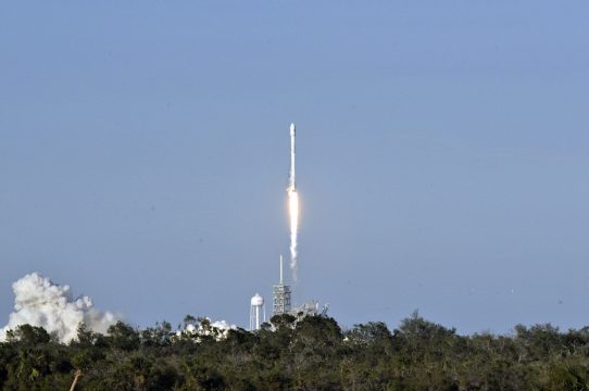 Die Falcon 9-Rakete von SpaceX beim Start im Kennedy Space Center