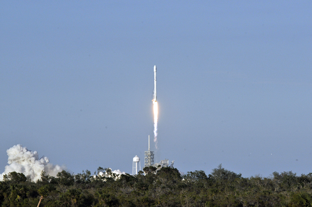 Die Falcon 9-Rakete von SpaceX beim Start im Kennedy Space Center