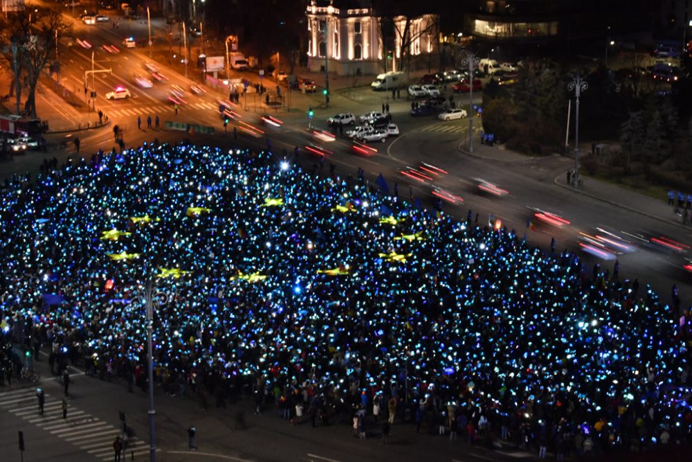 Demonstranten vor dem Parlament in Bukarest