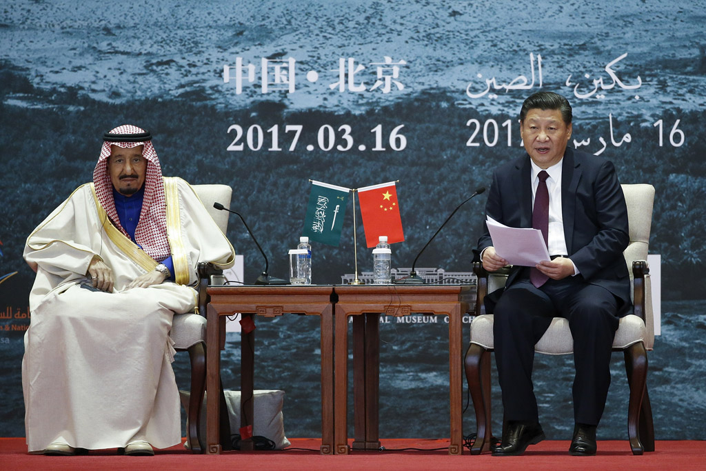 Chinas Präsident Xi (r.) und der saudische König Salman