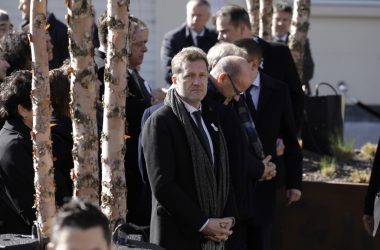 Der wallonische Ministerpräsident Paul Magnette und der Präsident des Parlaments der Französischen Gemeinschaft Philippe Courard bei der Gedenkfeier am Schumanplatz