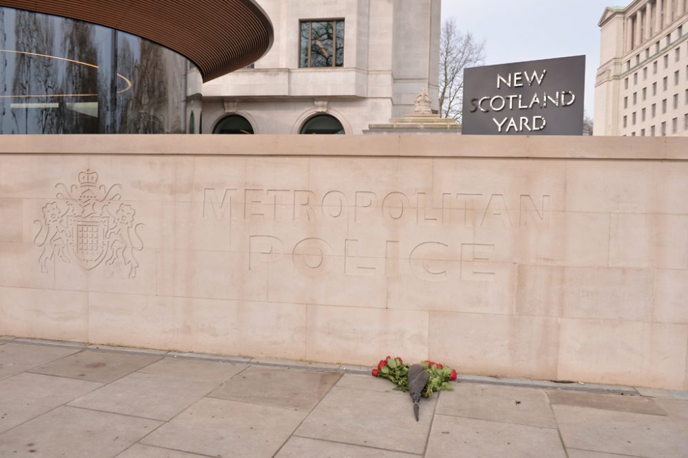 Blumen vor dem Hauptsitz von Scotland Yard in London