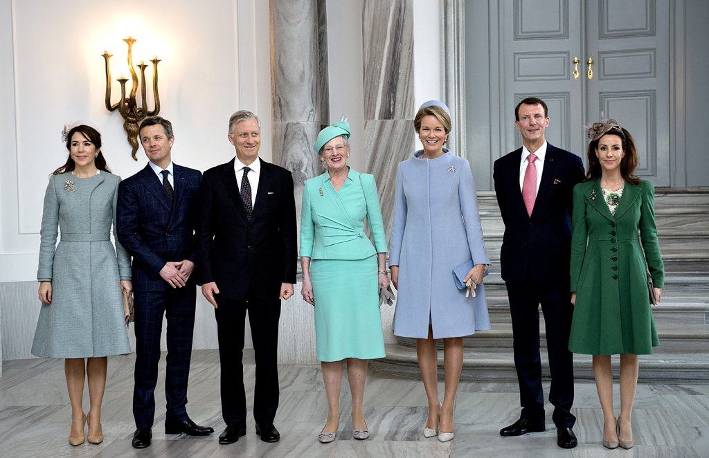 V.l.n.r.: Kronprinzessin Mary, Kronprinz Frederik, König Philippe, Königin Margarethe, Königin Mathilde, Prinz Joachim und Prinzessin Marie