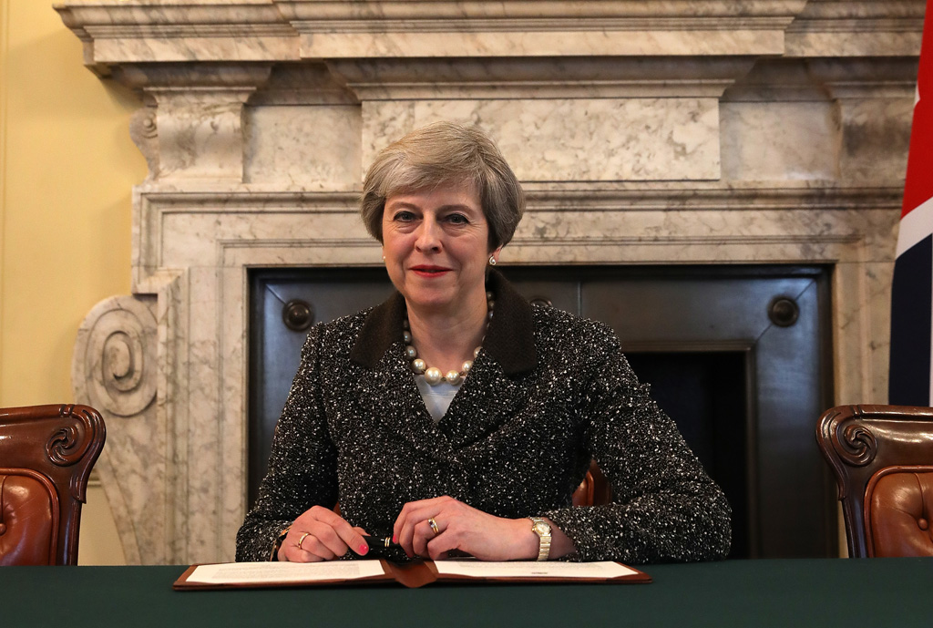Premierministerin Theresa May bei der Unterzeichnung des Brexit-Antrags