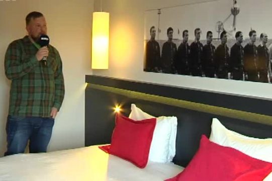 BRF-Reporter Christophe Ramjoie im neuen Trainingshotel der Roten Teufel