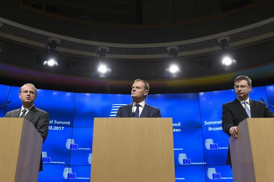 Joseph Muscat, Donald Tusk und Valdis Dombrovskis am Mittwoch im EU-Hauptsitz in Brüssel