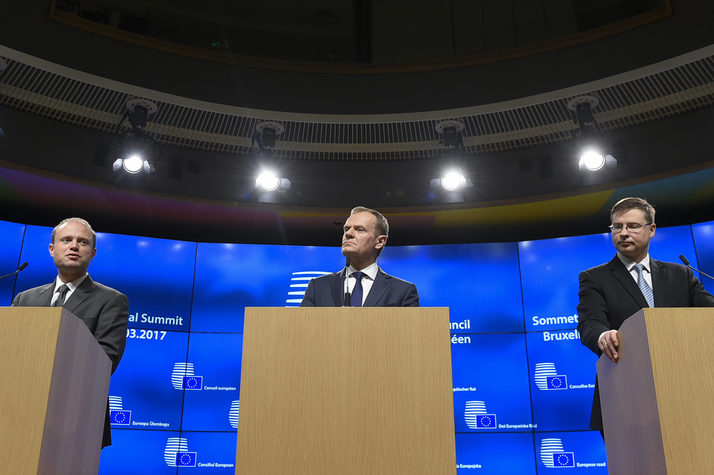 Joseph Muscat, Donald Tusk und Valdis Dombrovskis am Mittwoch im EU-Hauptsitz in Brüssel