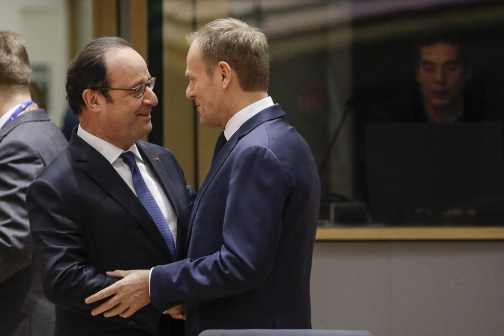 Frankreichs Präsident François Hollande gratuliert Donald Tusk zu seiner Wiederwahl als EU-Ratspräsident