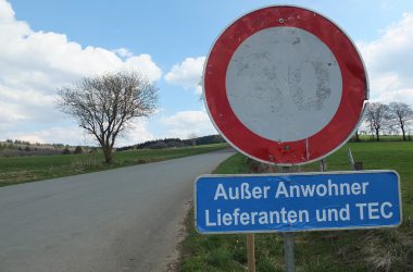 Vollsperrung Betonstraße: Schoppener Schleichwege für Pkw offen