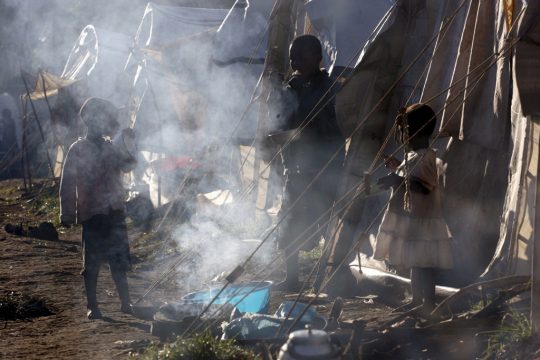 Rauch steigt auf beim Kochen auf offener Feuerstelle