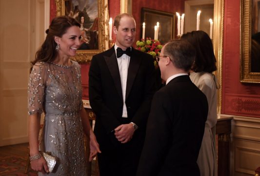 William und Kate im Gespräch mit dem britschen Botschafter Edward Llewellyn (r.)
