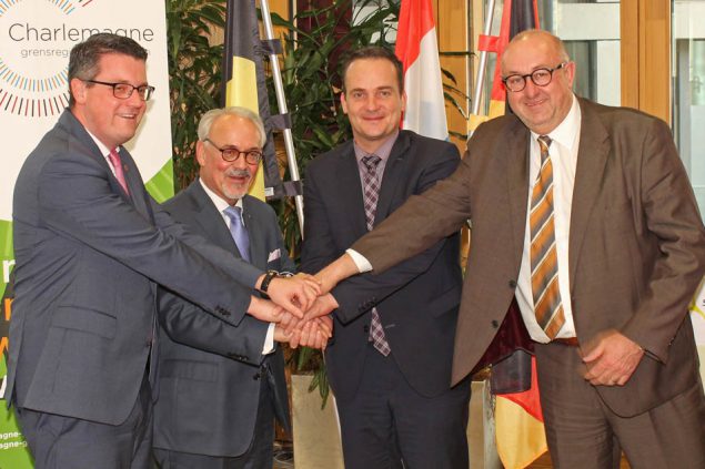 Gemeinsam gegen die Pkw-Maut: Stolbergs Bürgermeister Dr. Tim Grüttemeier, Städteregionsrat Helmut Etschenberg, Ministerpräsident Oliver Paasch und der Kerkrader Schöffe Jo Schlangen (v.l.n.r.).