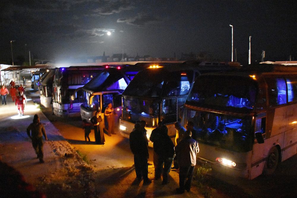 Busse mit Einwohnern belagerter Orte unterwegs nach Aleppo (14.4.2017)