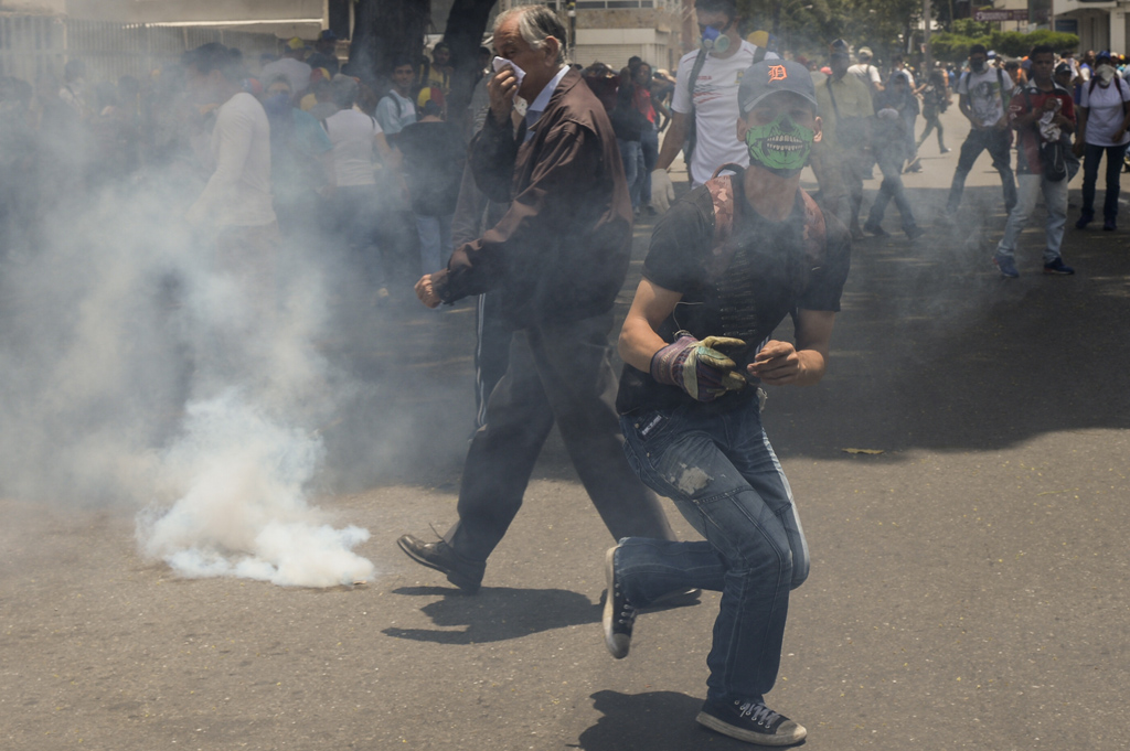 Bei neuen Massenprotesten in Caracas gegen eine drohende Diktatur in Venezuela hat die Polizei Tränengas eingesetzt