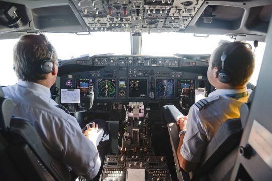Blick ins Cockpit einer Passagiermaschine